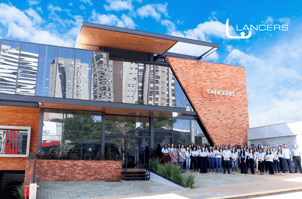 A Lancers se diferencia no mercado de saúde suplementar por reunir mais de 20 anos de experiência, gestão comercial estruturada, suporte jurídico especializado e uma atuação administrativa eficiente, oferecendo às operadoras expansão segura, redução de custos e fortalecimento de marca, enquanto os beneficiários contam com atendimento humanizado, informações claras, Central de Atendimento completa, orientação sobre uso do plano, apoio no dia a dia e uma rede credenciada que garante cuidados de qualidade.